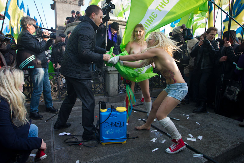 Акция FEMEN "Мочи паразитов"
