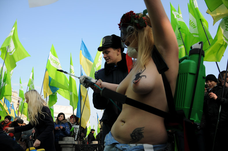 Акция FEMEN "Мочи паразитов"