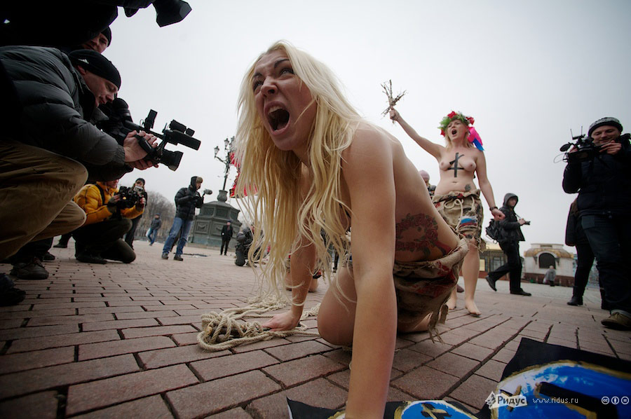 FEMEN у храма Христа Спасителя