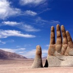 Гигантская рука в чилийской пустыне