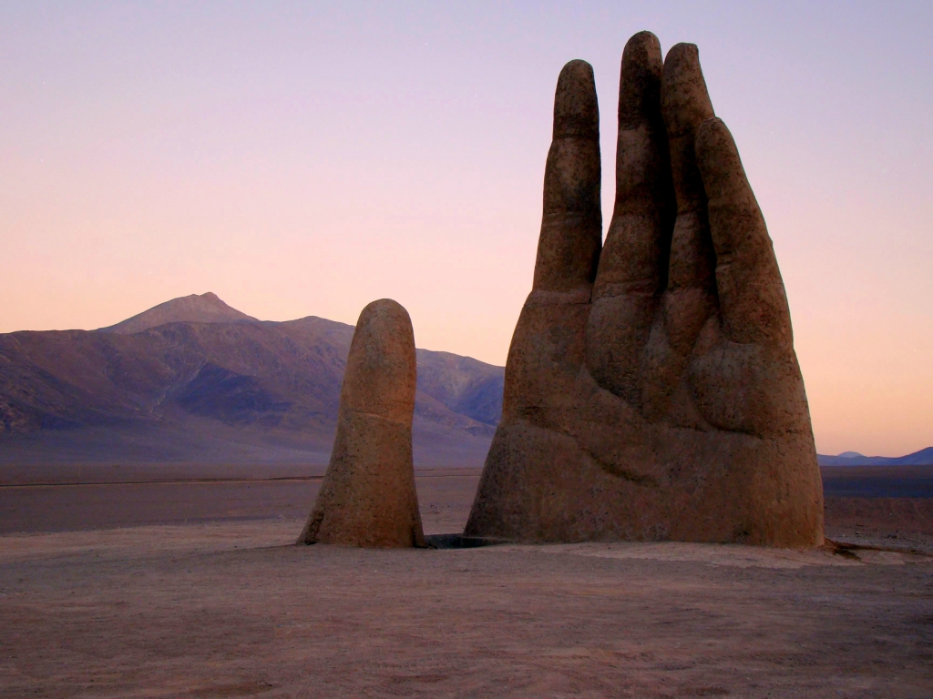Гигантская рука в Чили