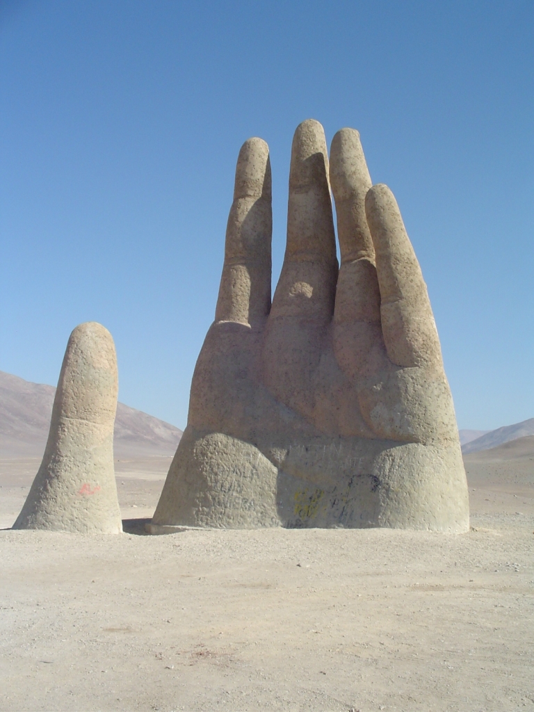 Гигантская рука в Чили