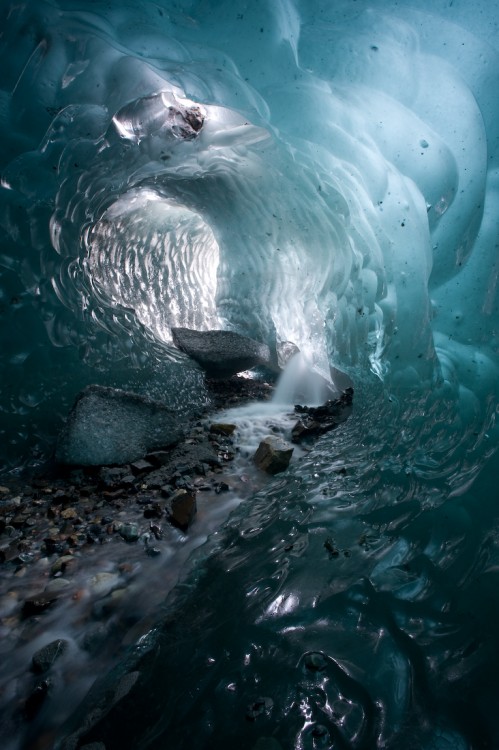 Ледяные пещеры Аляски. (Eric Guth)