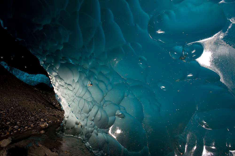 Ледяные пещеры Аляски. (Eric Guth)