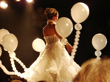 Свадебные и вечерние платья из воздушных шаров.