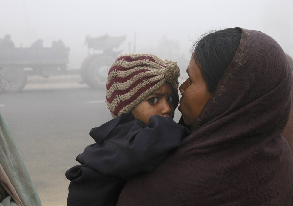 Жительница Индии с ребенком