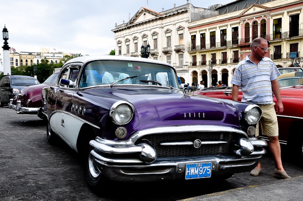 Винтажные автомобили на улицах Гаваны.