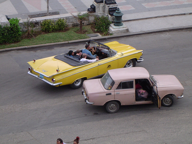 Винтажные автомобили на улицах Гаваны.