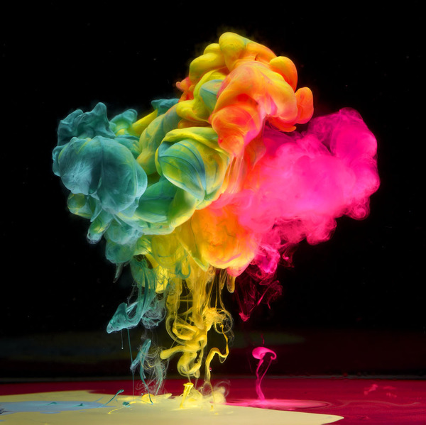 Взрыв цвета в стакане воды. (Mark Mawson)