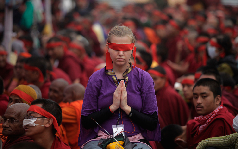 Буддистка медитирует.