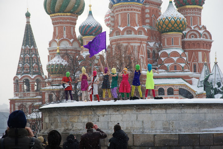 Pussy Riot исполняют песню "Путин зассал"