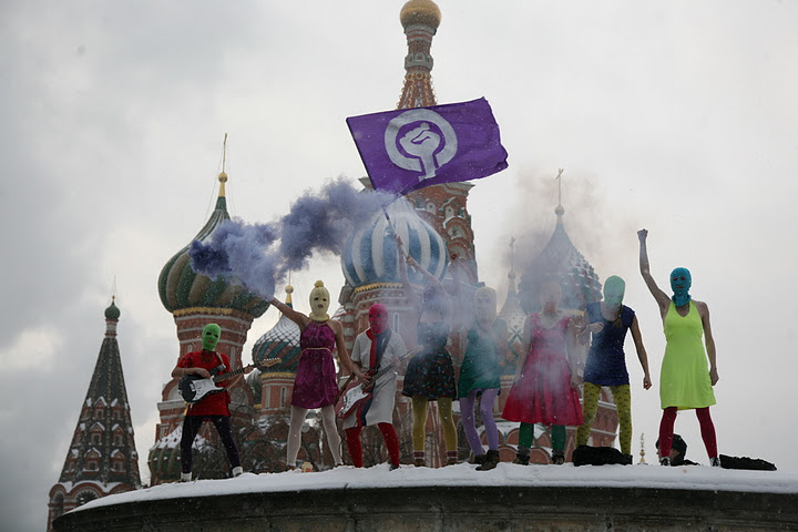 Pussy Riot исполняют песню "Путин зассал"