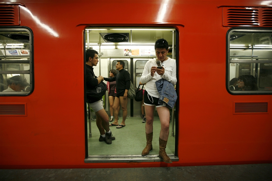 Акция "В метро без штанов"