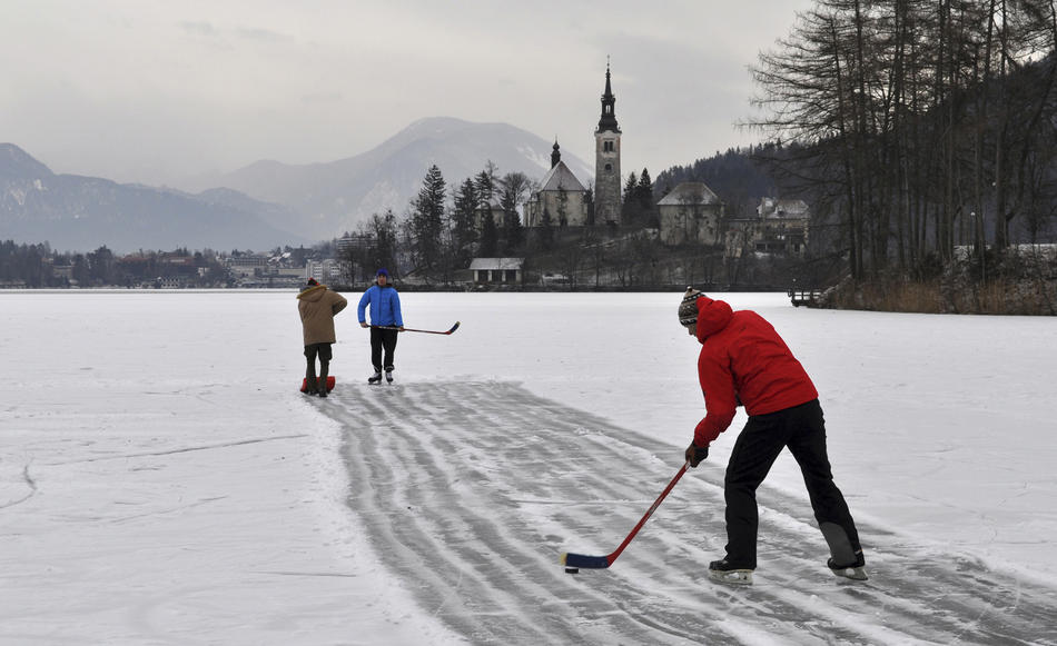 Хоккей на замерзшем озере