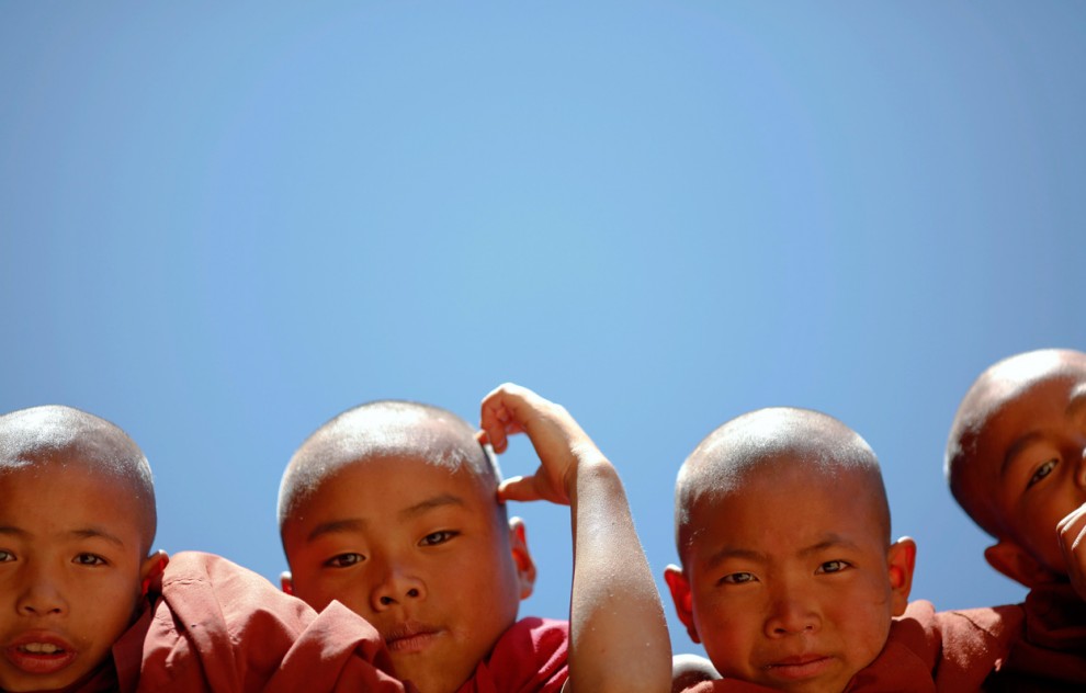 Новопостриженные буддийские монахи 
