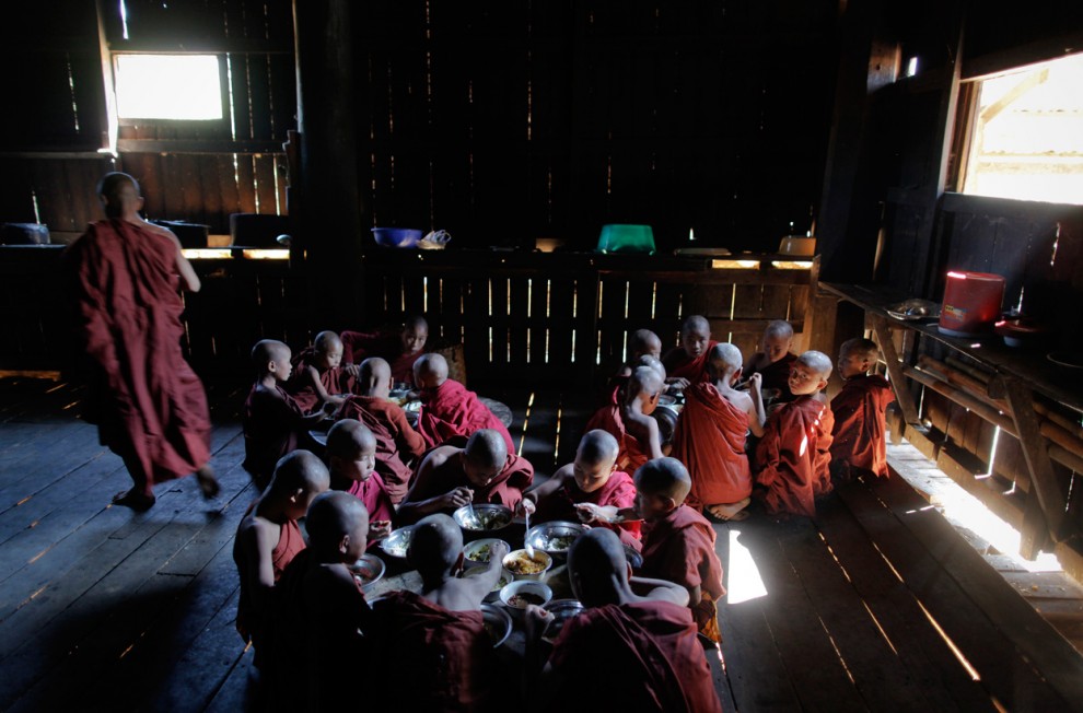 Новопостриженные буддийские монахи