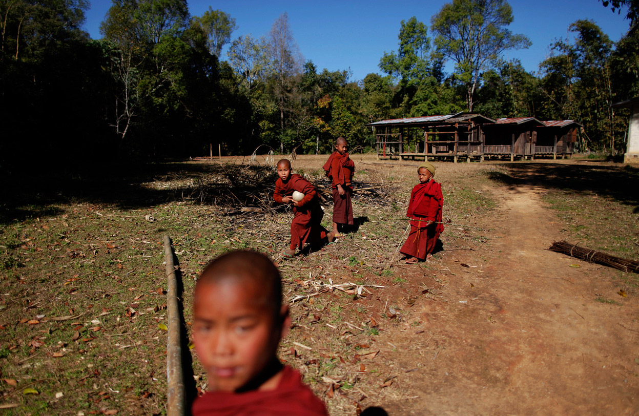Новопостриженные буддийские монахи