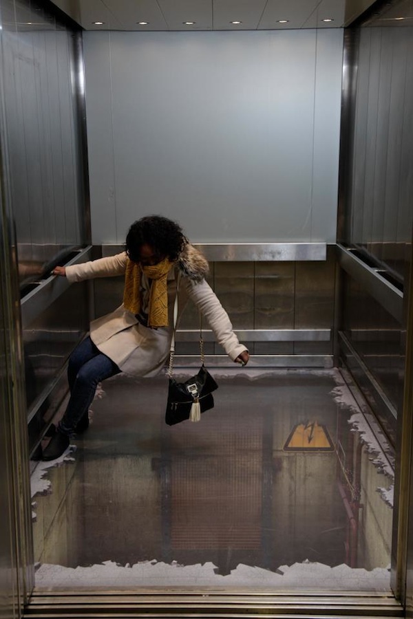 Оптическая иллюзия в лифте.