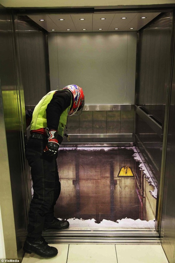 Оптическая иллюзия в лифте.