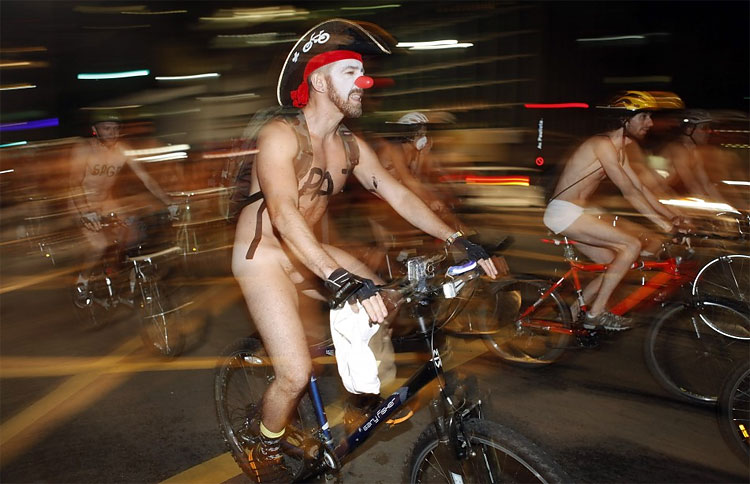 Акция протеста голых велосипедистов. 