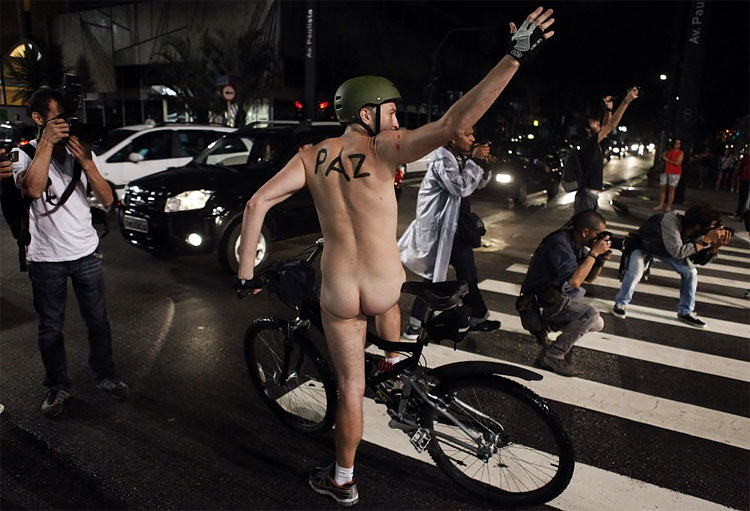Акция протеста голых велосипедистов. 