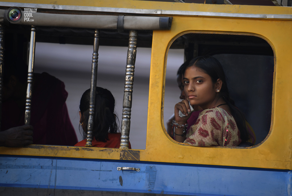 Жительница Индии в транспорте
