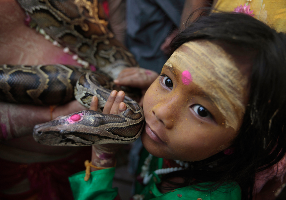 Ребенок держит змею