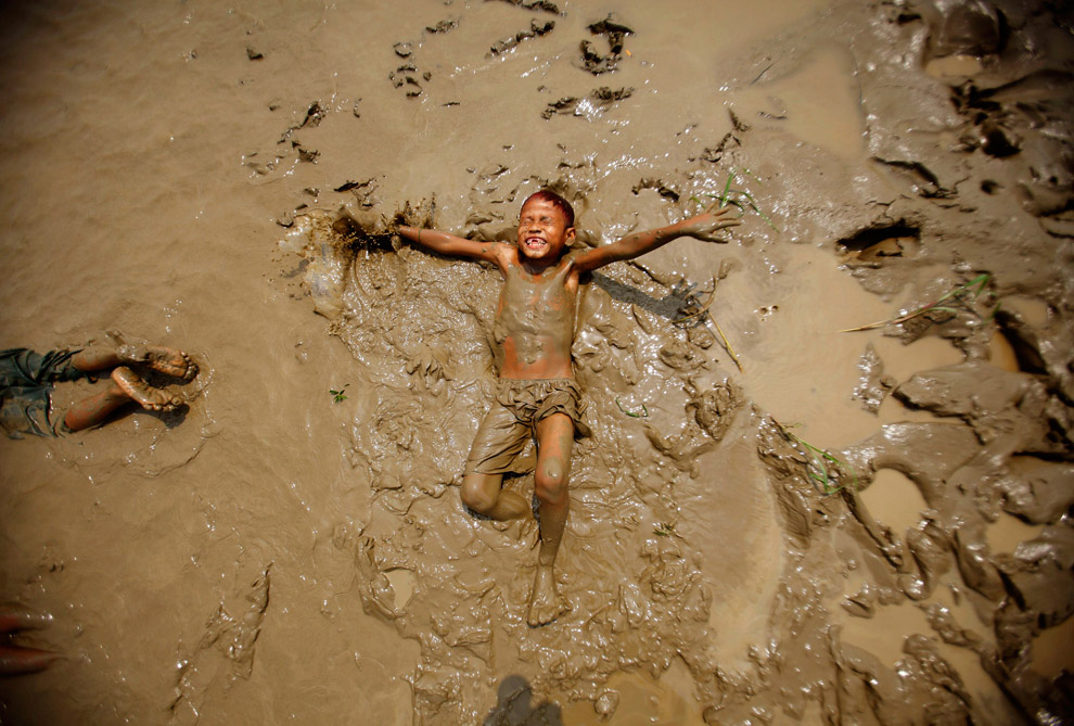 Мальчик в грязи