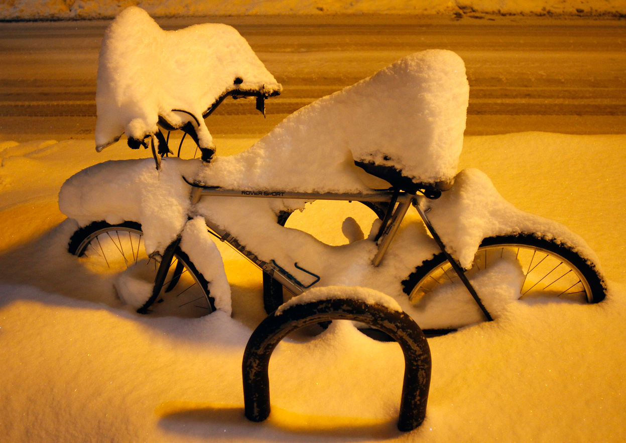 Велосипед в снегу