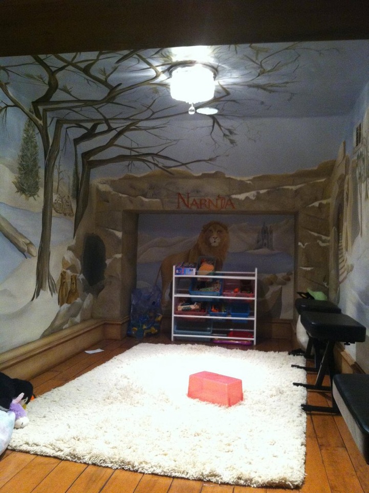 Сказочная Нарния в детской комнате.