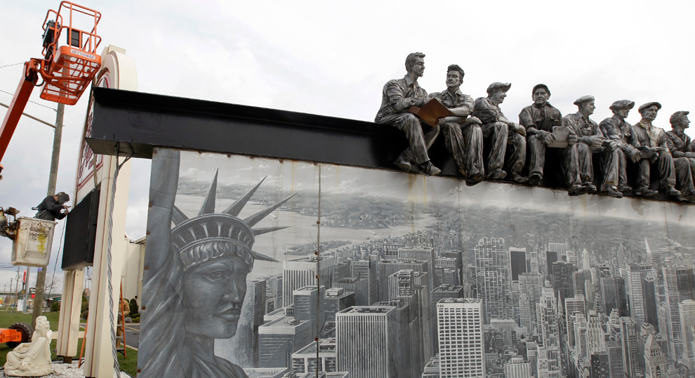 Нью-йоркские рабочие, обедающие на поперечной балке