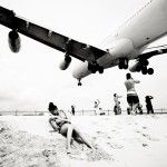 Низколетящие самолеты над пляжем Сент-Мартина