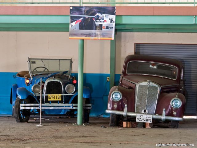 Заброшенный музей ретро автомобилей.