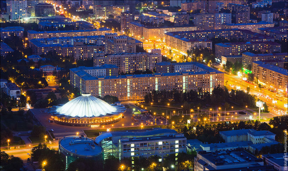 На крыше Главного здания МГУ
