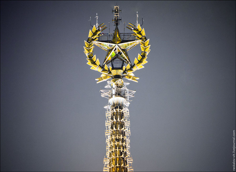 На крыше Главного здания МГУ
