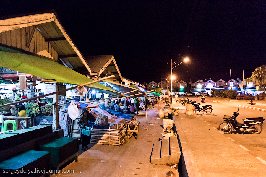 Ночной рынок в Нейпьидо