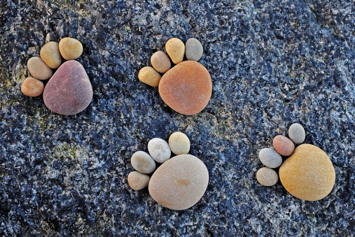 Забавные следы из камней