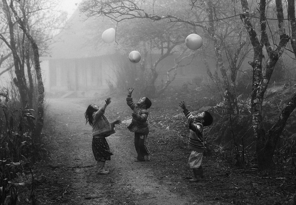 Дети играют воздушными шариками