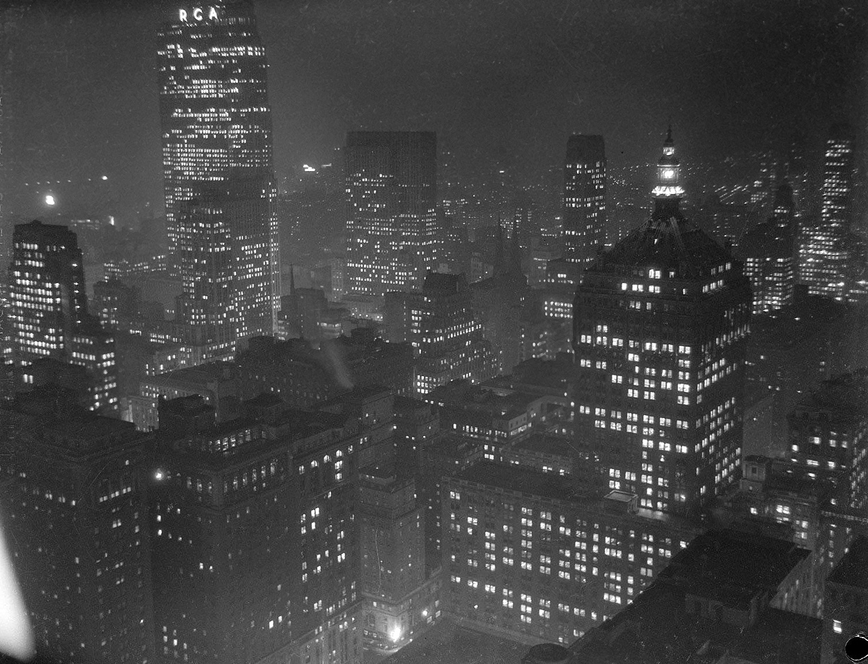 Вид центра города с небоскреба «Chanin Building», декабрь 1937 года. (Frederick W. Ritter/Courtesy NYC Municipal Archives)