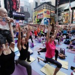Йога на Таймс-Сквер в Нью-Йорке
