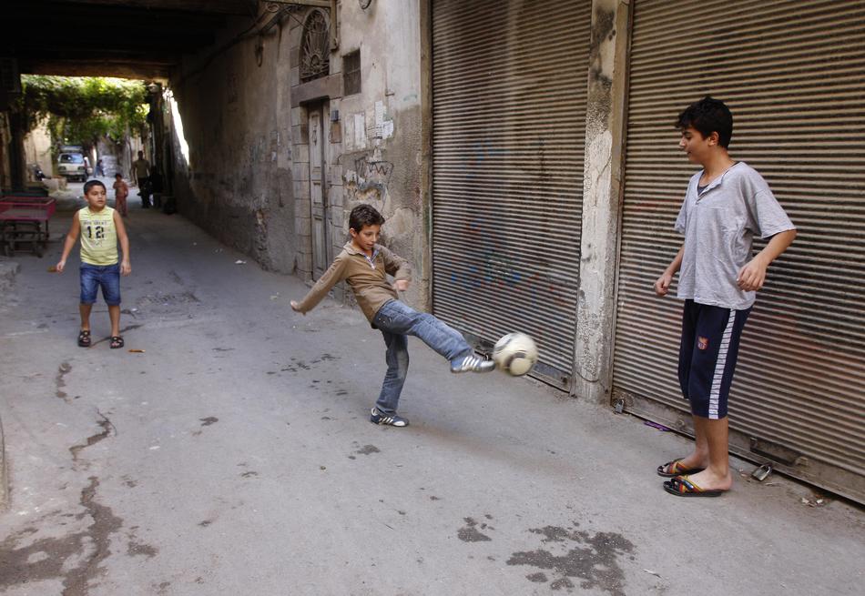 Мальчики играют в футбол