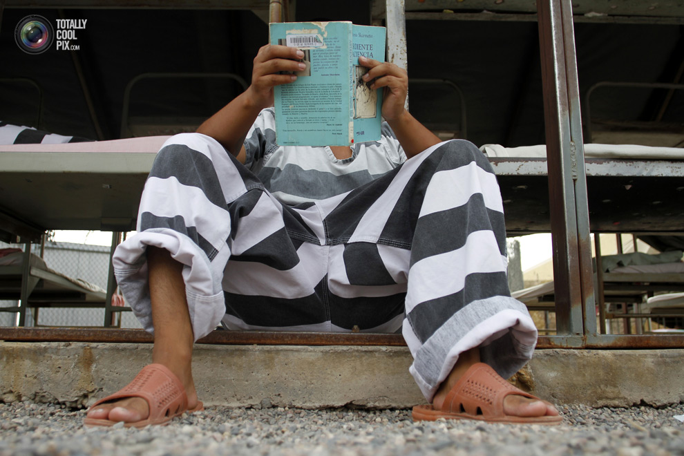 Заключённый читает книгу
