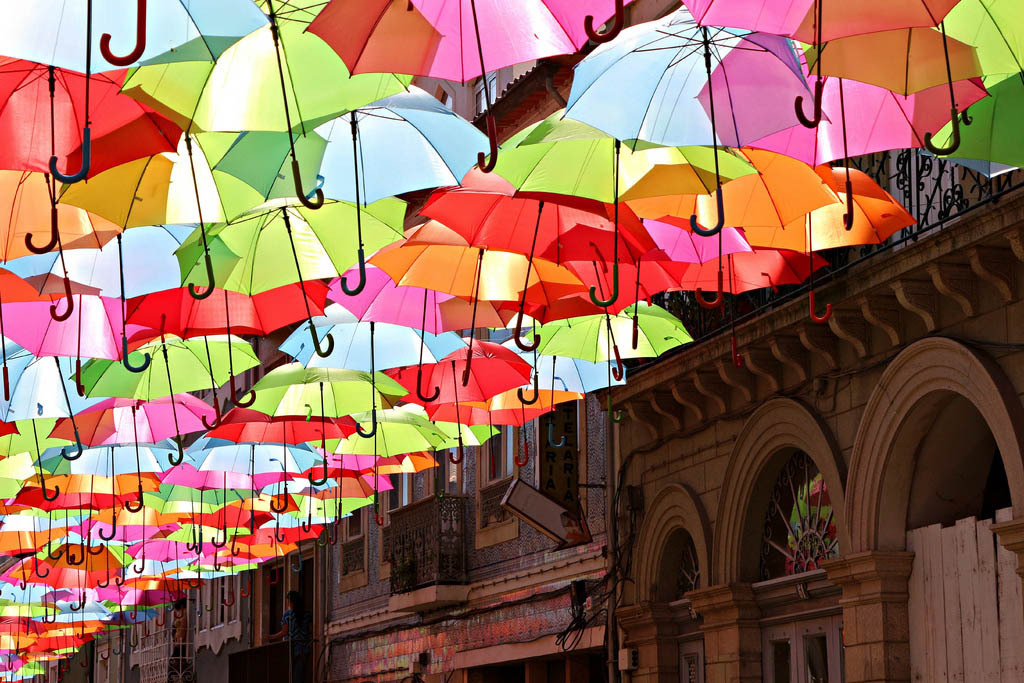 Инсталляция из зонтиков