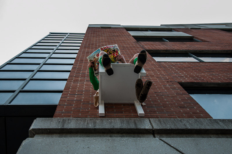 Инсталляция: люди сидят на высоте