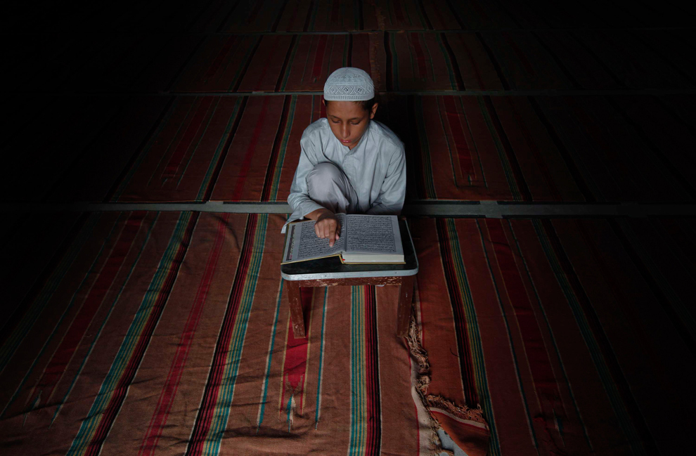 Мальчик читает Коран