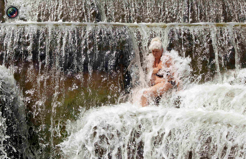 Женщина купается в реке