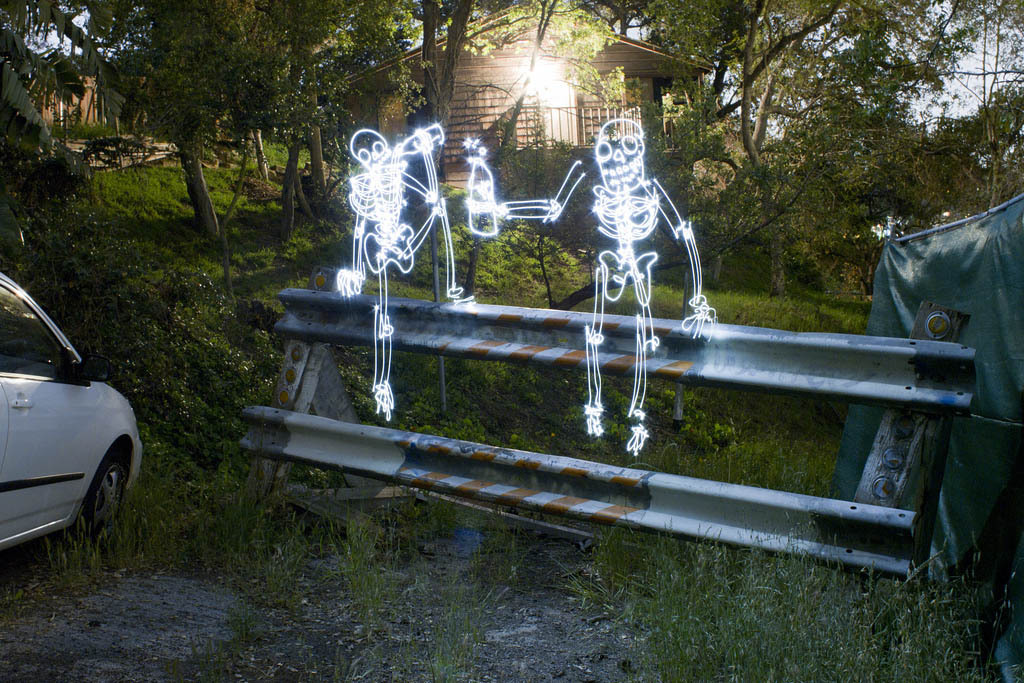 Скелеты, нарисованные светом