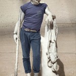 Классические статуи в современной одежде