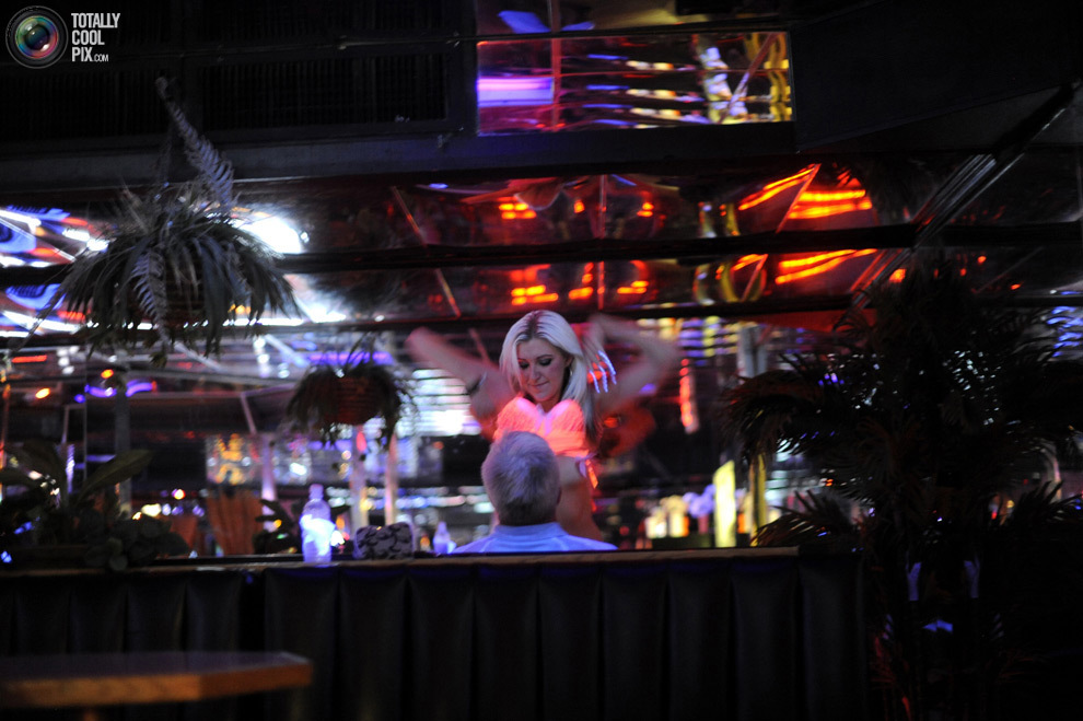 Стриптизёрша исполняет приватный танец для клиента в клубе "Mons Venus" в ...