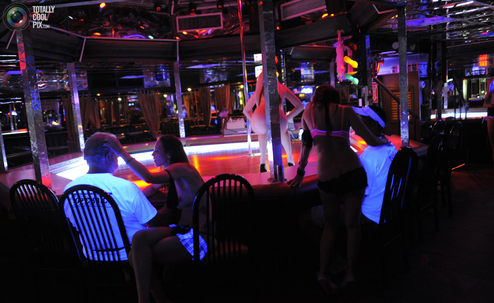 Стриптизёрши танцуют для посетителей в клубе "Mons Venus" в Тампе, штат Флорида. обсу...